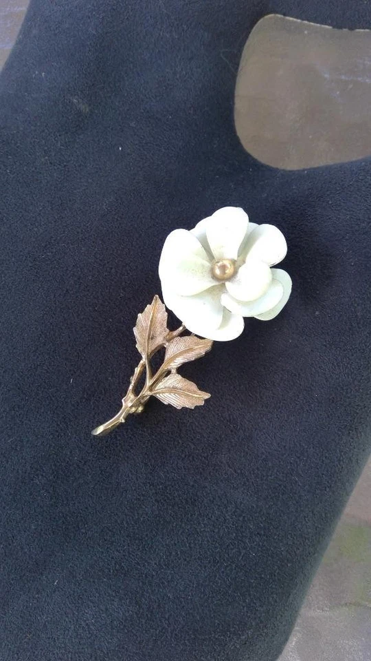 Pin Flor Blanco de Avon Vintage Muy Buen Estado Foto 1 de 1