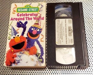 VHS Sesame Street Celebrates Around the World 97 Children's Educational Tested - Foto 1 di 2