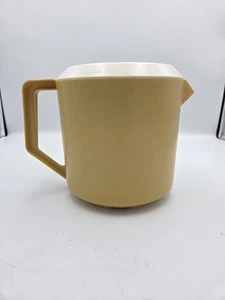 Vintage 70s Rubbermaid 1.5 Quart Pitcher Slotted Lid #2745 Harvest Gold - Picture 1 of 8