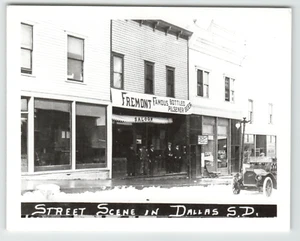 Fotografía en blanco y negro con una escena callejera en Dallas, S.D. Mostrando una berlina y un coche viejo - Imagen 1 de 2