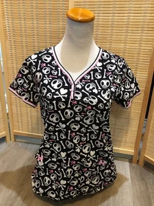 Scrubs Scrub Top Cartoon Toki Doki Tokidoki Small S Skull and Crossbones Pirate - Picture 1 of 6