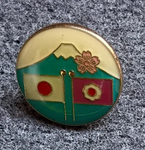 JAPAN MOUNT FUJI JAPANESE FLAG & FLOWER SOUVENIR PIN BADGE - Picture 1 of 3
