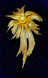 Precioso arco de cinta de colección TRIFARI tono dorado con perla central grande #322 - Imagen 1 de 5