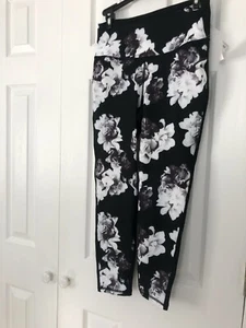 NWT Gap Fit leggings back side black front side floral size M - Picture 1 of 3