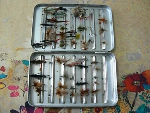 Perrine #92 custodia/scatola per mosche in alluminio con 47 mosche ottime - Foto 1 di 5