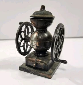 Antiguo sacapuntas diecast de metal bronce molinillo de café  - Imagen 1 de 12
