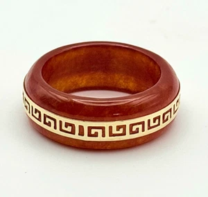 Vintage Jadeit Ring Größe 10 in rötlich-bernsteinfarben mit 14K gelbem Schlüsseldesign (YAK-23-2) - Bild 1 von 6