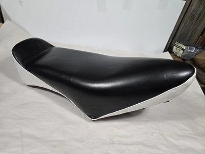 Nuevo de Lote Antiguo Asiento Bates Estilo Desert TT Blanco y Negro, Triumph BSA Foto 1 de 4