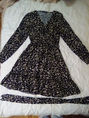 Robe Shein noire à fleurs jaunes. Comme neuve sans emballage. Grand XS. - Photo 1/2