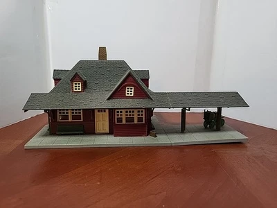 Atlas 706 HO-Scale Passenger Station Kit Easy Assembly, No Painting - Image 1 of 4