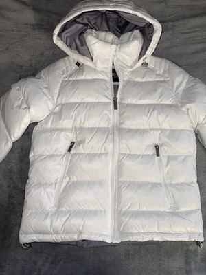 Chaqueta acolchada blanca con capucha y cremallera completa Guess para mujer talla mediana nueva con etiquetas 225 $ al por menor Foto 1 de 4