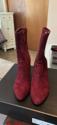 botas de mujer de Tahari, color vino, hasta la pantorrilla, gamuza sin cordones  Foto 1 de 4