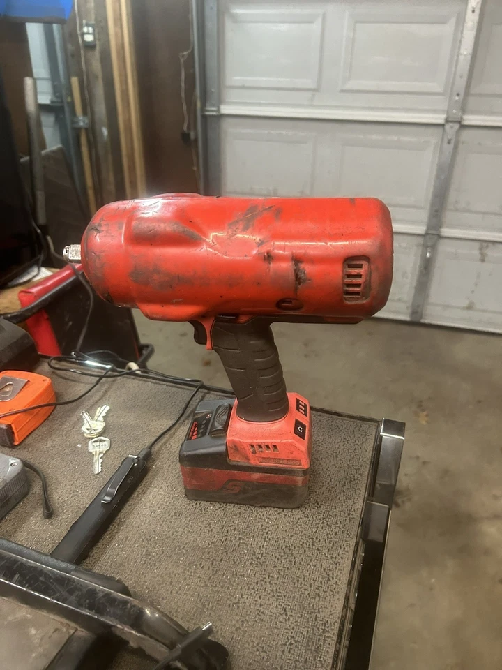 Pistola de impacto Snapon alimentada por batería 1/2 con cargador y batería  Foto 1 de 1