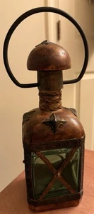 Tapón de jarra de botella vintage cuadrado de vidrio verde envuelto en cuero Italia - Imagen 1 de 7