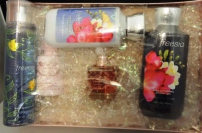 JUEGO DE REGALO DE BAÑO JESSICA SIMPSON FANCY 2 PIEZAS 1,7 OZ PERFUME Y 3 PIEZAS FREESIA Foto 1 de 4