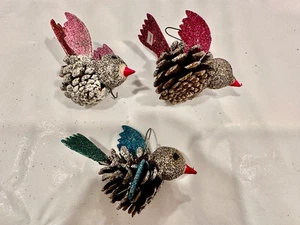 JUEGO DE COLECCIÓN 3 ADORNOS DE ÁRBOL DE NAVIDAD DE PÁJAROS DE PINO - Imagen 1 de 6