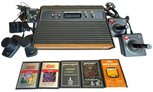 VINTAGE ATARI VIDEO COMPUTER SYSTEM CONSOLE BUNDLE WITH 4 CONTROLLERS & 5 GAMES - Picture 1 of 11