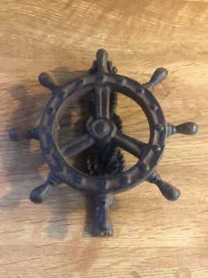 Rueda y cuerda vintage para barcos - Llamador de puerta de metal de hierro fundido Foto 1 de 4