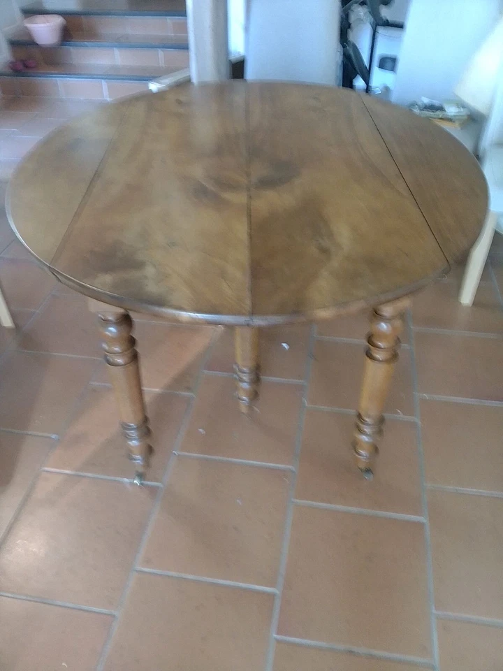 Table Louis Philippe en noyer - Photo 1/4