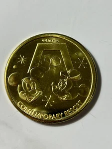 Disney World 50 Anniversario Medaglione Commemorativo Moneta Oro TOPOLINO CONTEMPORANEO - Foto 1 di 2