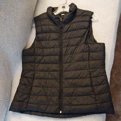 Chaleco acolchado de invierno activo Old Navy para mujer talla grande negro Foto 1 de 4