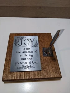 NEU VTG Holz Inspirierend "Freude...Präsenz Gottes" Schreibtisch Stifthalterung - Bild 1 von 7