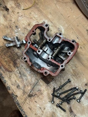 12 1982 Suzuki DR250 cubierta de válvula con brazos basculantes 11100-382-20000 Foto 1 de 4