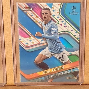 Phil Foden 2024-25 Finest UEFA rifrattore blu cielo #106/275 Manchester City - Foto 1 di 3