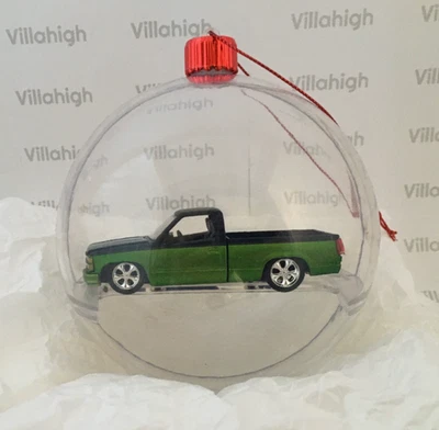 Зеленое ограниченное рождественское украшение M2 Machines 1990 CHEVROLET C1500 SILVERADO 1:64 - Изображение 1 из 4