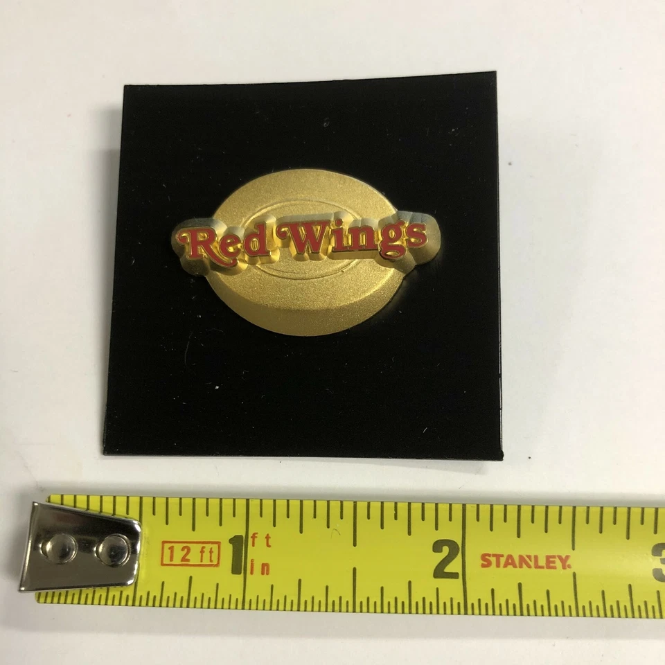 VINTAGE DETROIT RED WINGS GOLD PUCK COLLECTOR'S HAT LAPEL PIN BY PETER DAVID - Image 1 of 1