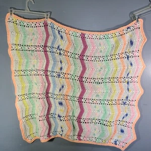 Manta de bebé unisex de ganchillo hecha a mano 48" X 35" multicolor a rayas en zig zag - Imagen 1 de 6