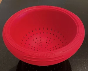 LE CREUSET 8" GUMMISIEB - KIRSCHROT - NEUWERTIG - Bild 1 von 5