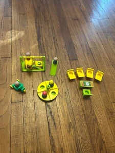 Vintage Fisher Price Spielplatz und Schulstühle 16 Teile - Bild 1 von 7