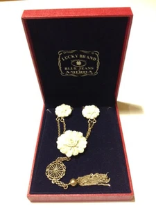 Neue goldfarbene geschnitzte Blumenhalskette der Marke Glück... neu im Karton... am günstigsten auf eBay - Bild 1 von 2