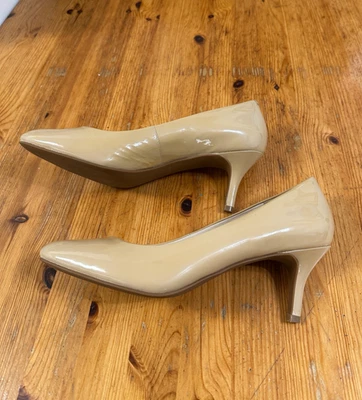 Zapatos de tacón Cole Haan charol mujer beige nude impermeables talla 9,5 B Foto 1 de 4