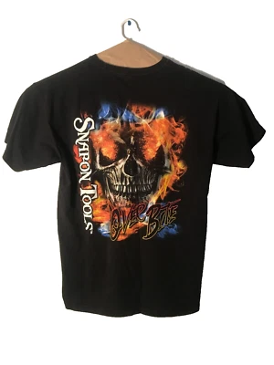 Camiseta Snap on Tools - Negra con Estampado Gráfico -Talla Grande -Marca -M & O Dorado Foto 1 de 4