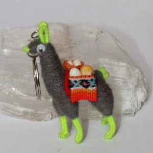 Key Ring Chain with Hand-Crafted Peruvian Llama Alpaca Gray with Vibrant Pack - Picture 1 of 5