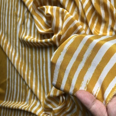 Tela crepé 100 % seda 13 Momme estampado de rayas amarillas 53" de ancho por yarda JJ622 Foto 1 de 3