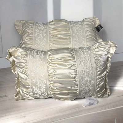 J. Almohadas decorativas de encaje satinado crema Queen New York NUEVAS Foto 1 de 4