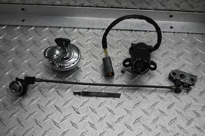 Triumph Street 2016 juego de llaves de encendido doble con tapa de gasolina y bloqueo de asiento (1 llave) Foto 1 de 4