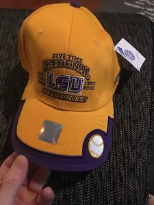 Cappello Berretto NCAA Baseball LSU Tigers 5 Time Campioni Nazionali Il Gioco Nuovo - Foto 1 di 6