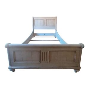 *RARE FIND* Ethan Allen New Country Sleigh Bed in Distressed Antique White Queen