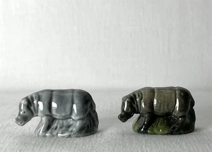 2 Estatuillas Adorno Cerámico Wade Whimsies Vintage Colores Diferentes Ambos Rinocerontes - Imagen 1 de 9