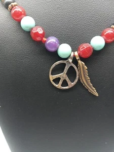 Lucky Brand Vintage goldfarben mehrfarbig Peace Zeichen & Feder Charms Halskette - Bild 1 von 9