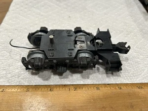 LIONEL SWITCHER 4 WHEEL TRUCK WITH DOUBLE PICK UP ROLLERS & STEPS - Picture 1 of 6