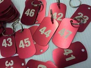 Juegos grabados de etiquetas de llaves numeradas/llaveros con etiqueta de identificación, clubes, hotel, puerta, escuela - Imagen 1 de 6