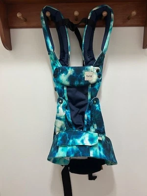 Portabebés Tula Explore 7-45 lb. Ajustable.  Tinte en tinte azul/verde. "Jimi" Foto 1 de 4