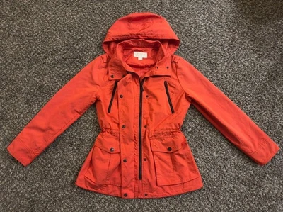 Chaqueta de trinchera de lluvia para mujer Michael Kors roja/naranja con capucha con cordón, talla grande Foto 1 de 4