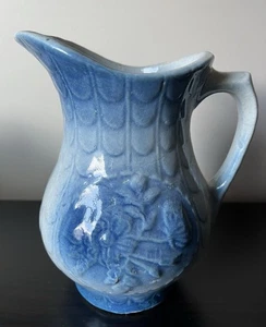 "Antigua jarra de gres azul y blanco esmaltado con sal floral y escala de pescado 7"" de alto" - Imagen 1 de 5