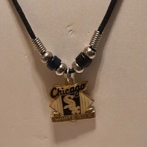 MLB CHICAGO WHITE SOX Colgante Dije / 22" Collar Cuerda Negra - Imagen 1 de 5
